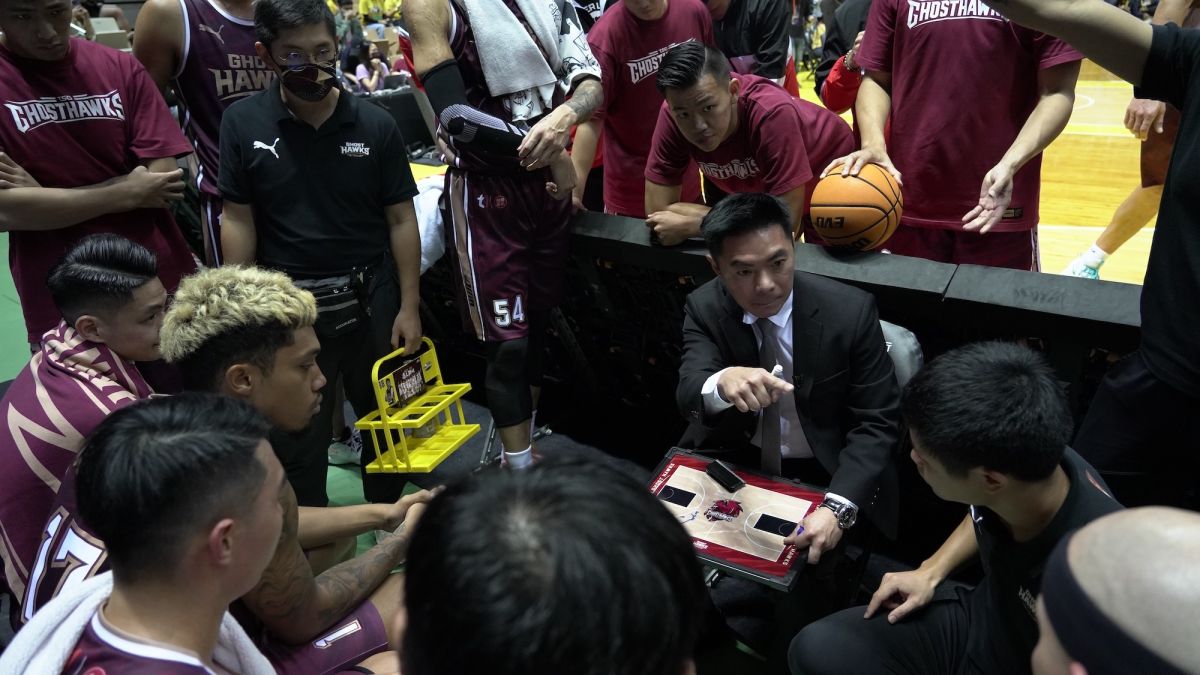 ▲獵鷹總教練劉孟竹講解戰術。（圖／獵鷹球團提供）