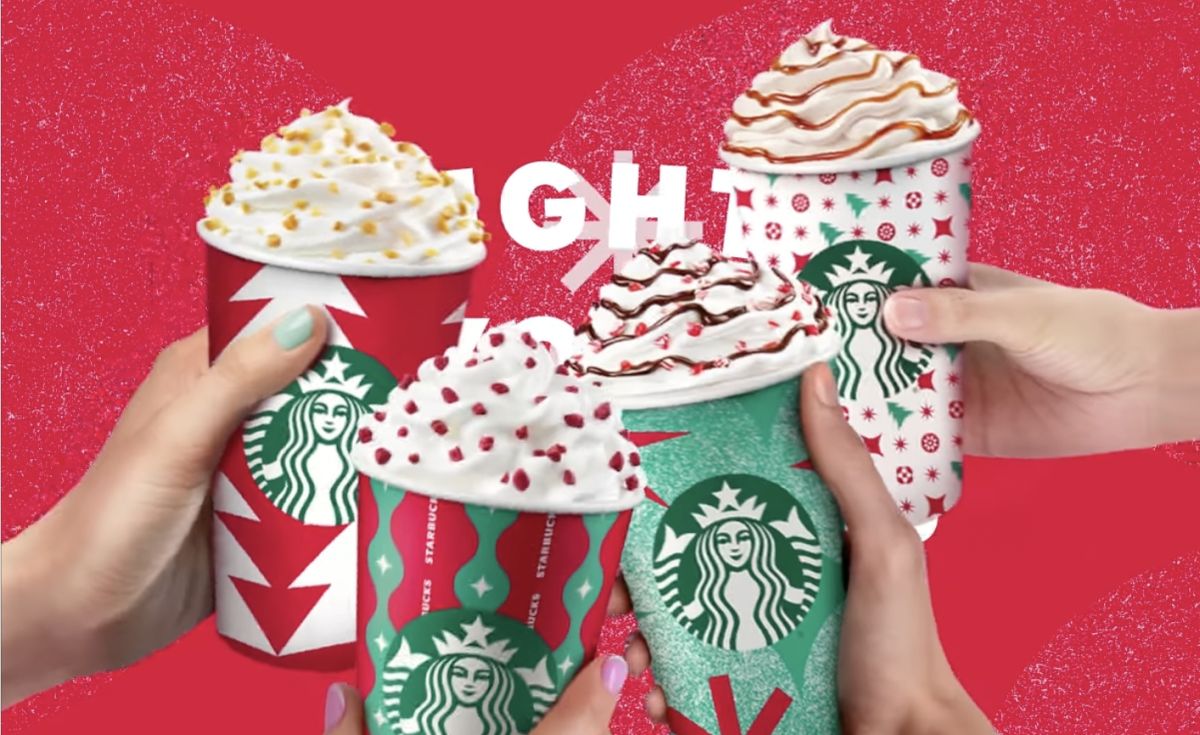 ▲星巴克年末大推三重優惠！萬聖節南瓜派系列飲品享8折萬聖同樂價「全品項第2杯半價」。各式耶誕系列飲品即將在11/2上市；致敬星巴克經典先奉上美式、那堤買1送1。（圖／翻攝自星巴克FB）