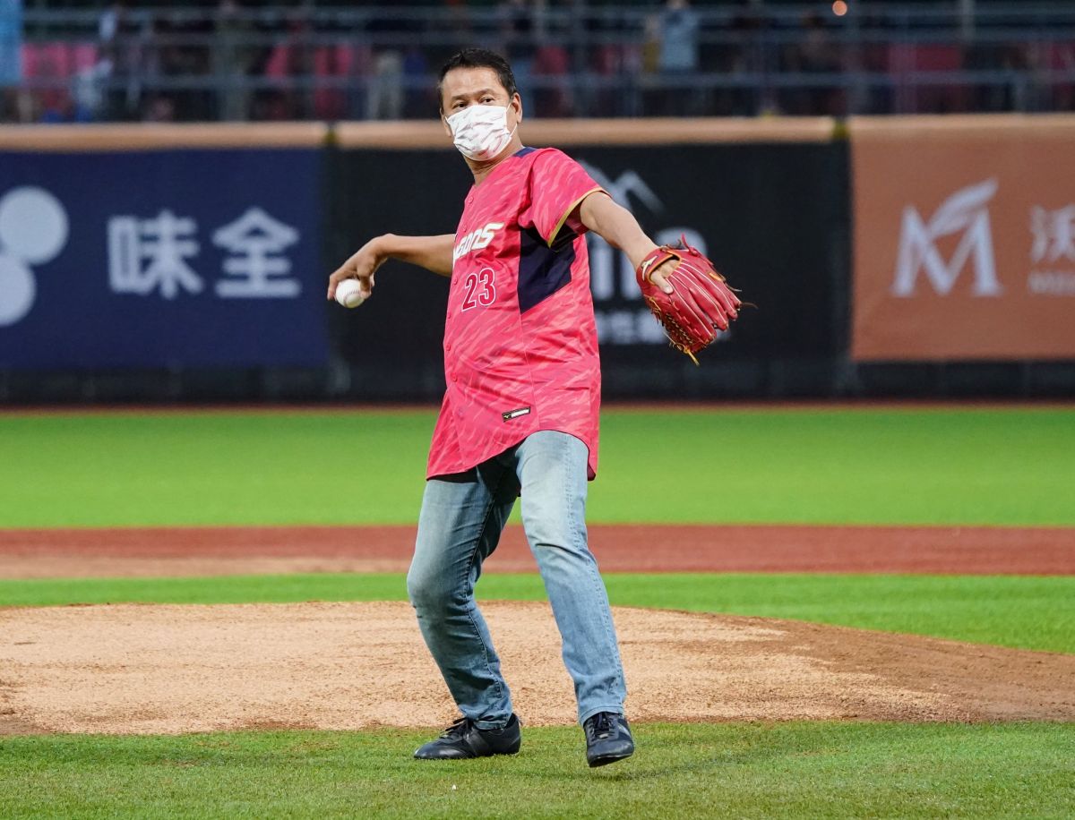 ▲味全龍金臂人黃平洋開球。（圖／味全龍提供）