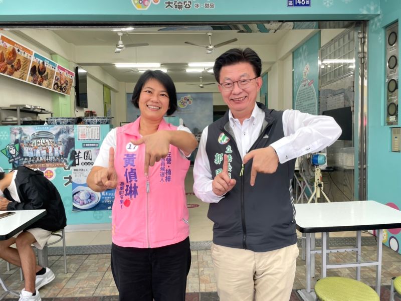 郭國文與黃偵琳吃冰聊政見 讚黃偵琳是行銷高雄的高手