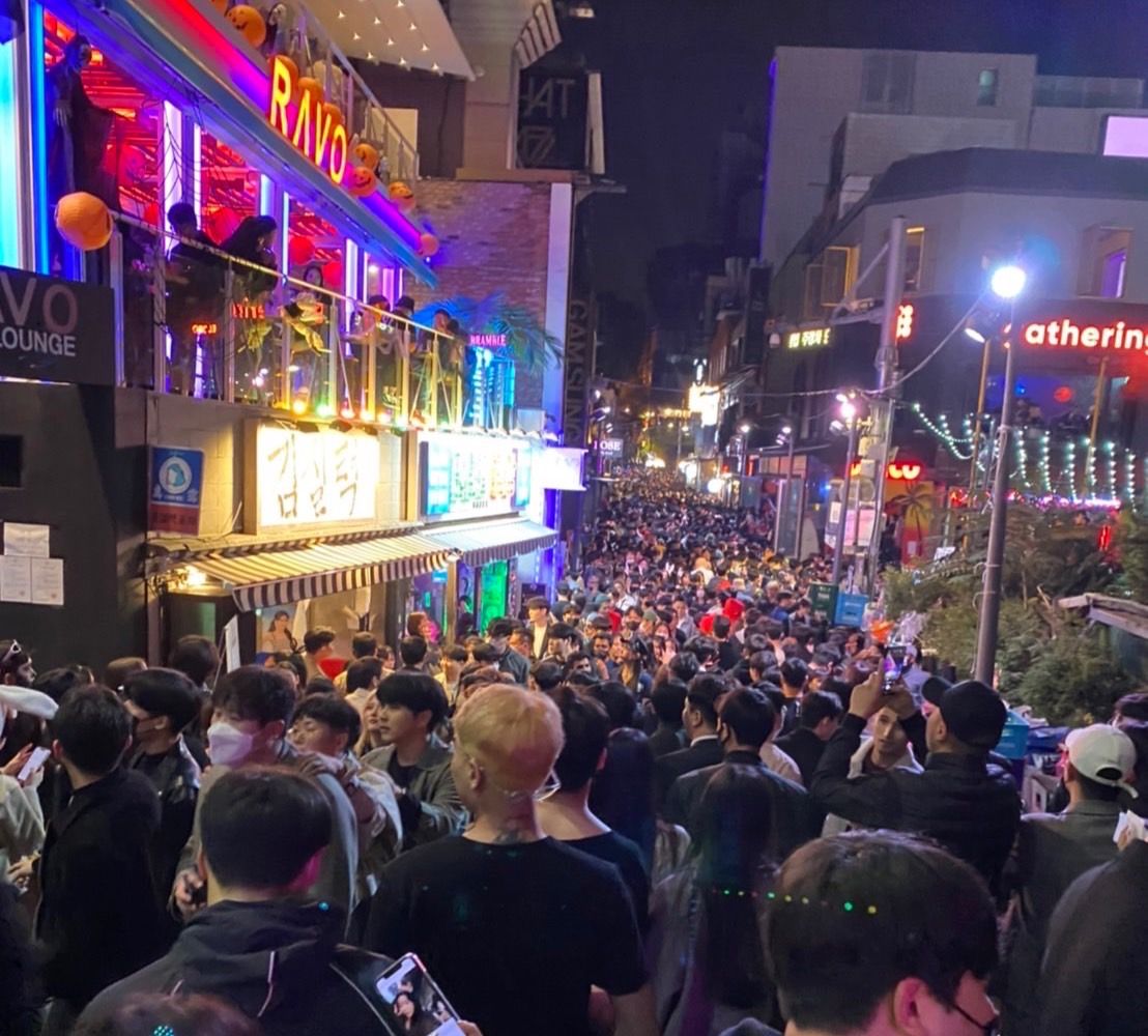 ▲梨泰院事發地第一現場直擊！兩位台灣留學生昨晚就在現場，提前先離開幸運與意外擦肩，心有餘悸直呼：「好險先離開！」（圖／受訪民眾提供）