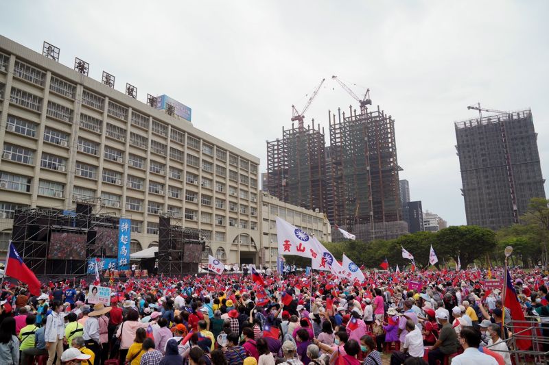 ▲主辦單位表示,原本考量天氣因素以及場地大小,僅安排五千張椅子,沒想到民眾湧入過於熱情,因此緊急再調近兩千張椅子來到會場。(圖/柯志恩競辦提供)