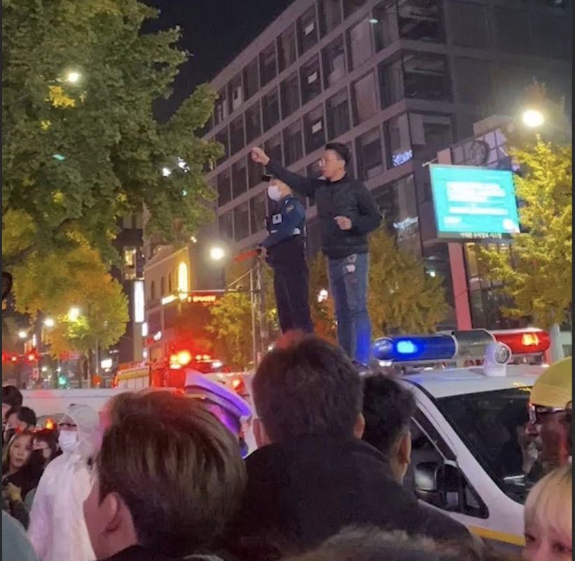 ▲梨泰院昨晚發生嚴重踩踏事故，其實昨晚現場人潮實在太多，台灣留學生直擊，警方被逼得站在警車上疏導人潮。（圖／受訪者提供）