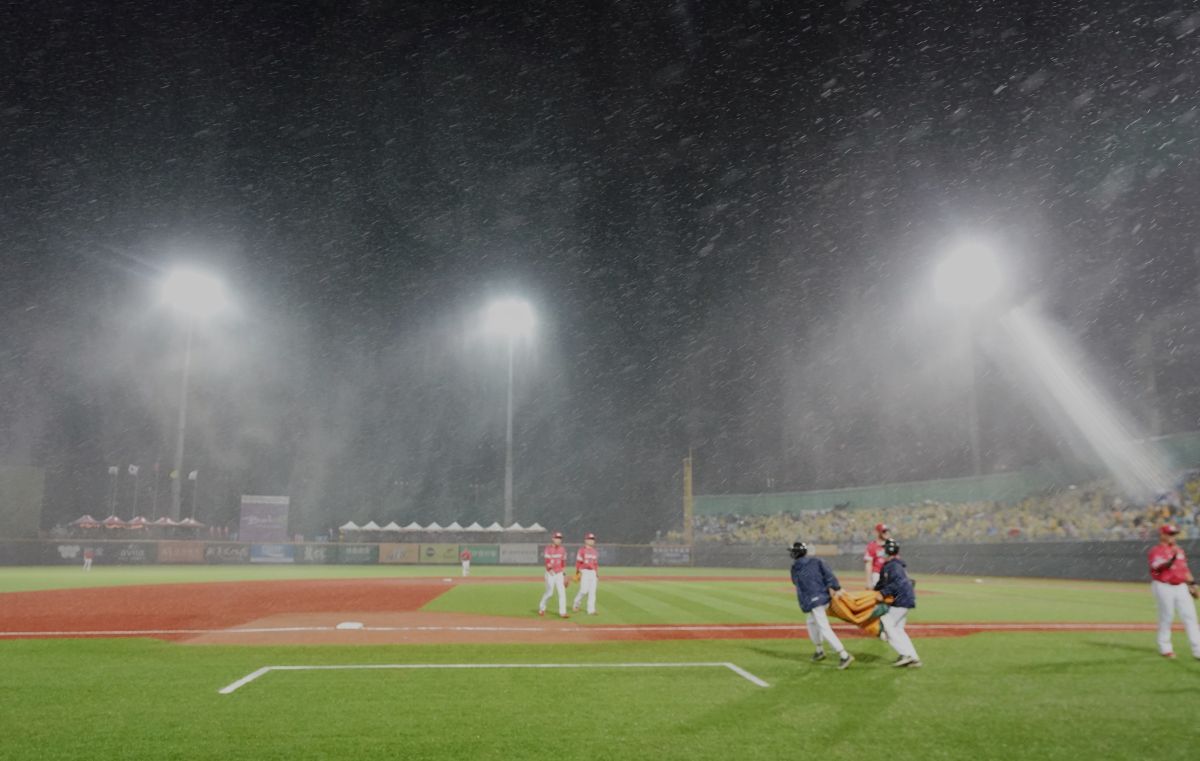 ▲龍象大戰吸引9885名球迷進場。（味全龍提供）