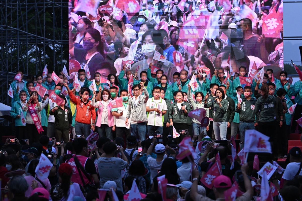 ▲高雄市長陳其邁的大岡山暨農漁水利後援會，在岡山區盛大登場，除有立法院長游錫堃、農委會主委陳吉仲前來站台外，農會、漁會總會長也都出席力挺。(圖／記者郭凱杰翻攝)