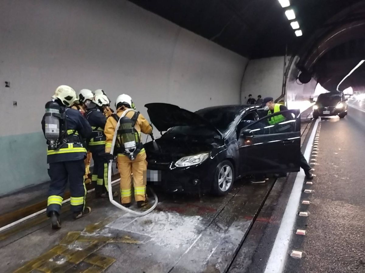 ▲雪隧轎車突然起火。（圖／翻攝國道即時影像）