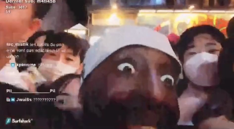 ▲法籍直播主Pape San日前也到梨泰院參與萬聖節盛會，卻險些遇上死劫。（圖/推特@sirajnoorani）