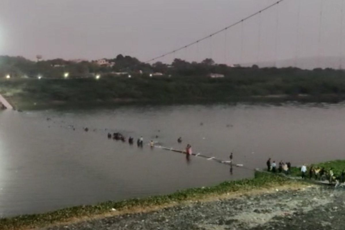 ▲印度發生吊橋斷裂意外，造成數百人落水，目前傳出至少已81死。（圖／翻攝自@vijaypatelMorbi的推特）