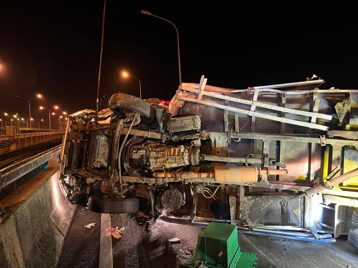 ▲台84線台南北門段今（31）日凌晨2點多，一輛大貨車不明原因失控側翻，現場血跡斑斑，車上兩人受傷送醫。（圖／翻攝自台南道路救援（張家班）臉書）