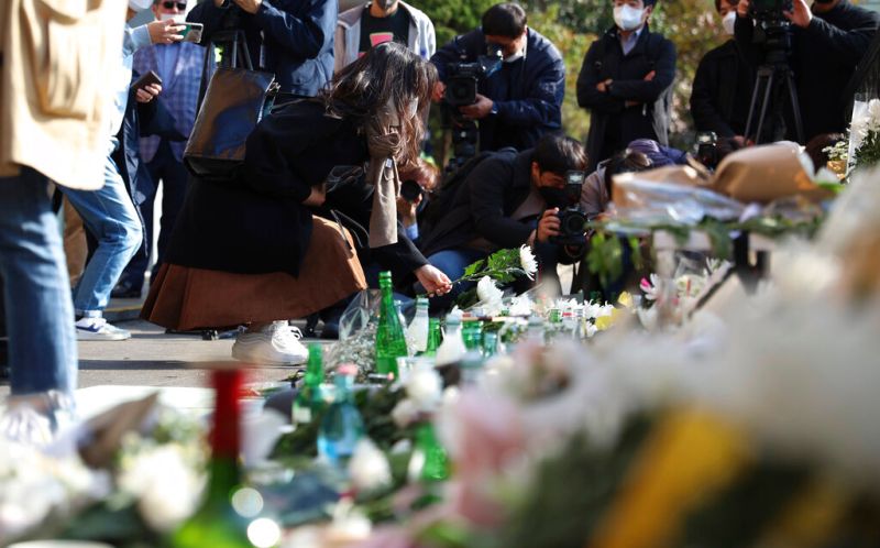 ▲南韓首爾「梨泰院」29日時發生踩踏事件，造成上百人死亡，民眾在事發現場附近獻花悼念罹難者。（圖／美聯社／達志影像）
