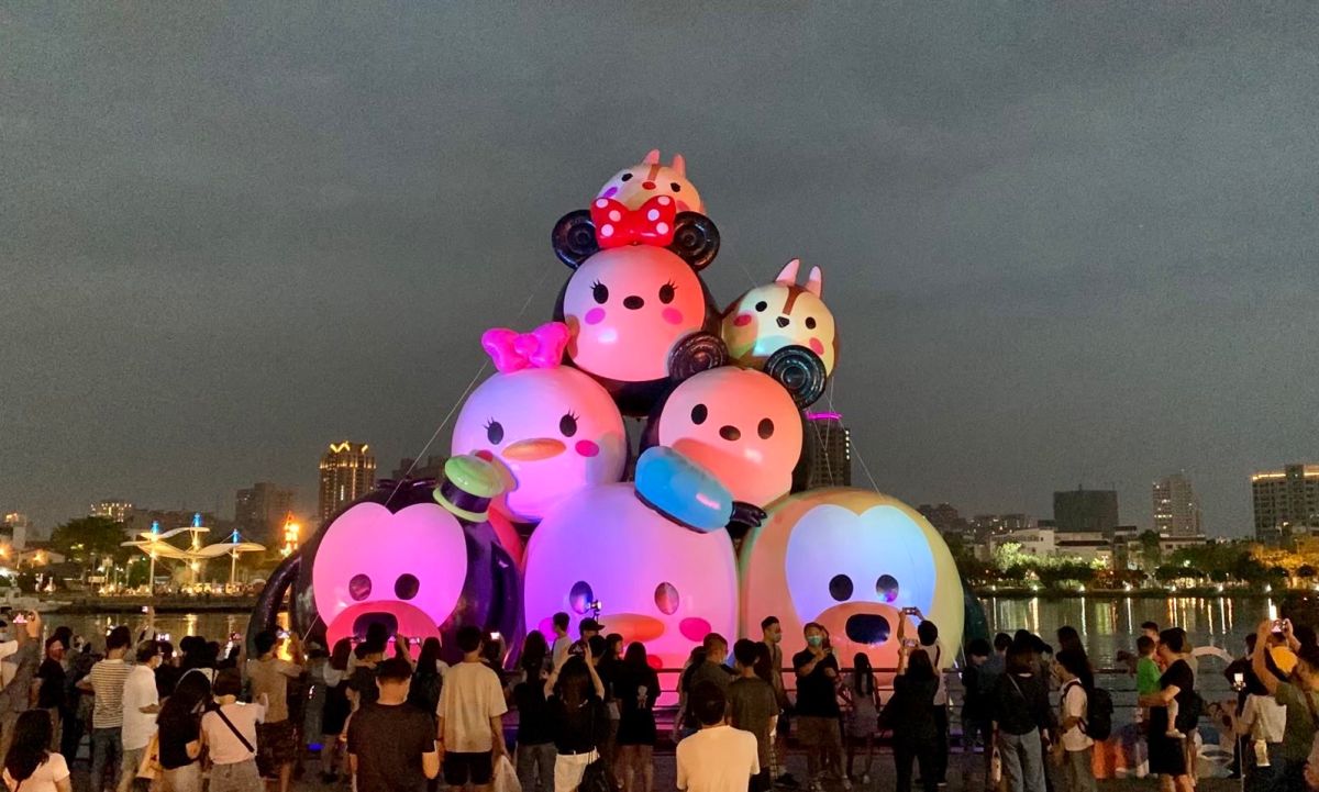 ▲台南安平遊憩碼頭「米奇與好朋友CHILL遊台南」原本預計要在昨（30）日撤掉氣球等造景打卡點，不過由於民眾回響熱烈，台南市觀光旅遊局特地加碼撤場前最後一場聲光秀，將在今晚登場。（圖／台南觀旅局提供）