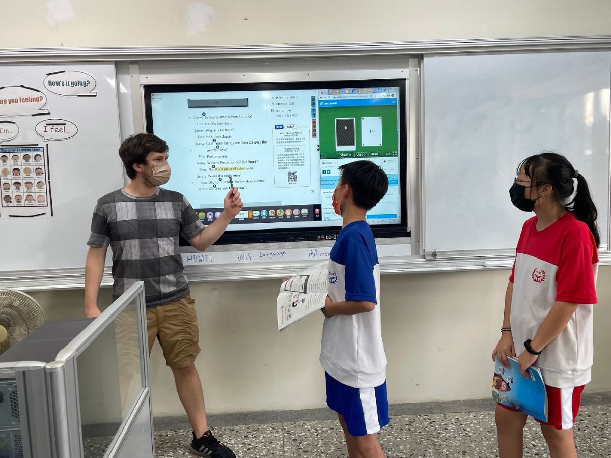 ▲教育部持續引進外籍英語教學人員至全國公立國中小學校服務。圖為嘉義縣鹿草國中結合學校科技資源增加英語課程趣味性。（圖／教育部提供）