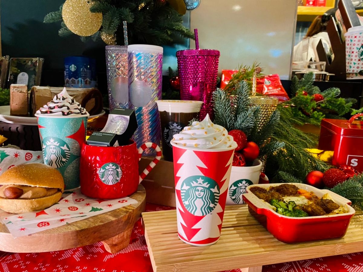 ▲週一不Blue，星巴克一日限定「特大杯買1送1」11點開喝，摩斯漢堡咖啡週年慶，中杯咖啡「第二杯11元」，中杯拿鐵兩杯110元。（圖／記者蕭涵云攝）