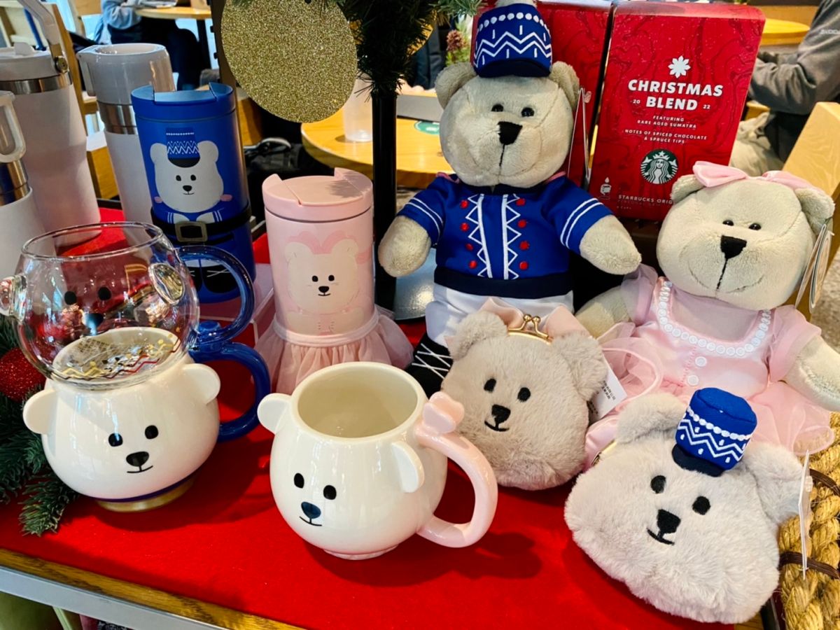 ▲星巴克年末耶誕限定系列首波商品曝光，有超可愛的萌熊Bearista口金包出沒；除了與超夯的Stanley再次聯名打造耶誕紅綠童話作品，為台灣市場限定開發的夢幻耶誕純白色限定系列必搶。（圖／記者蕭涵云攝）