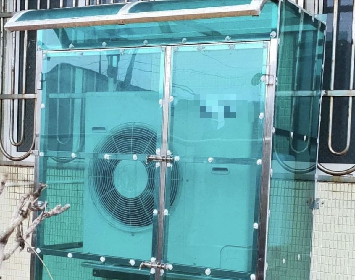 ▲一名網友分享，他竟看到某戶人家的冷氣室外機安裝採光罩，整台被包得密不透風。（圖／翻攝自臉書「爆笑公社2」）