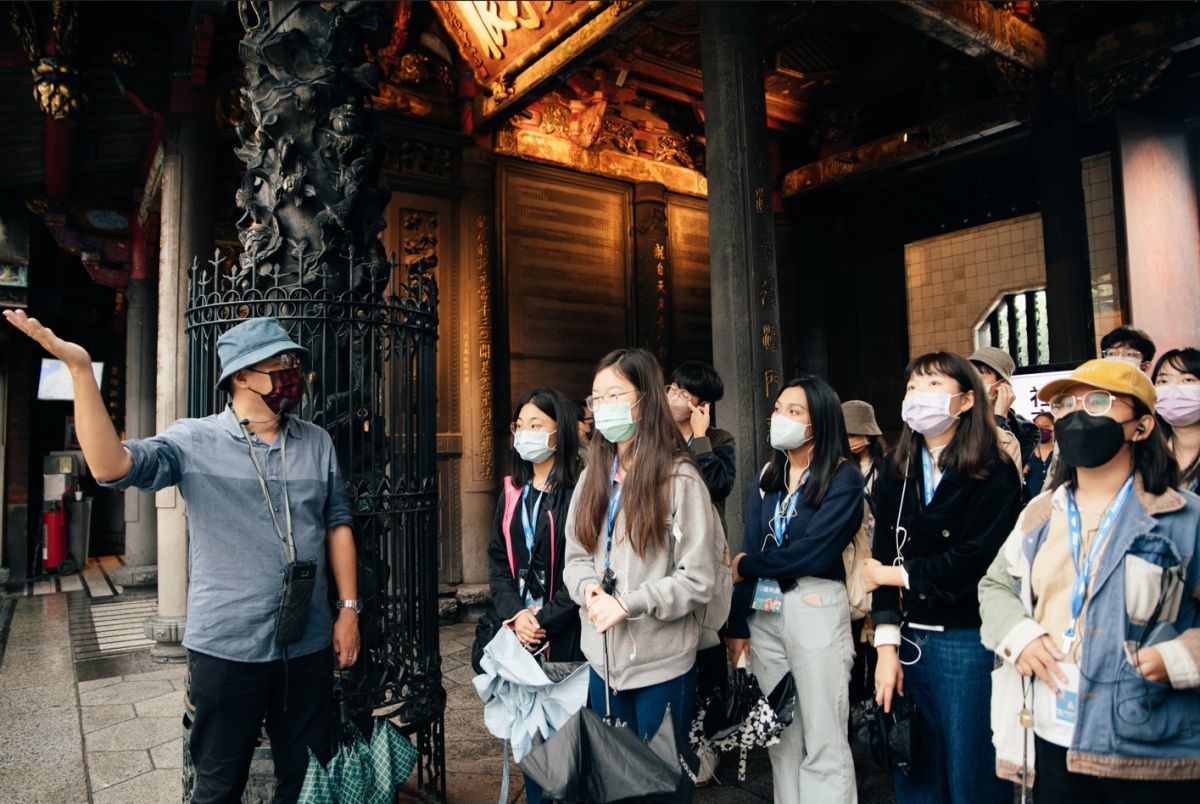 ▲文總昨（30）日首辦文化補給營，帶領數十位學子走讀導覽萬華龍山寺。（圖／文總提供）