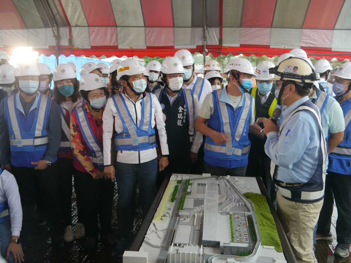 侯友宜前往萬大中和線金城機廠視察工程進度，期勉朝2025年完工目標邁進。（圖 ／記者吳嘉億2022.10.31）