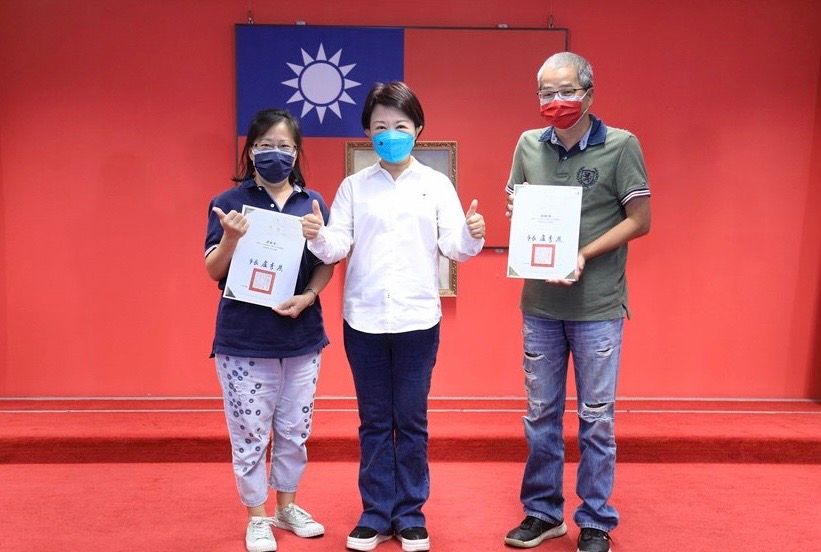 ▲市長盧秀燕日前市政會議公開表揚計程車優良駕駛人張根逢、梁素華創下夫妻同時獲獎的罕見紀錄(圖／交通局提供2022.10.31)