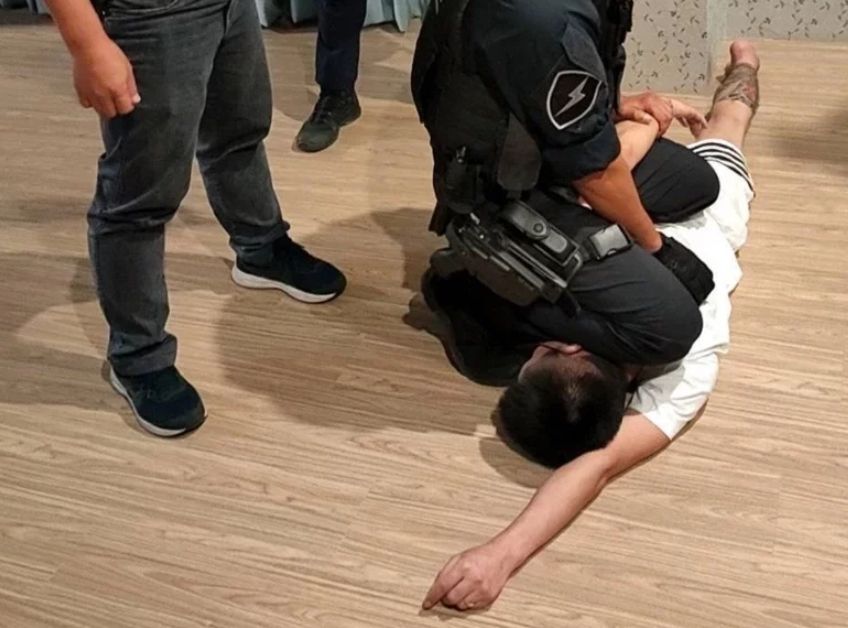 ▲郭姓通緝犯衝撞員警落跑，藏匿北港工地宿舍，睡夢中遭逮落網。（圖／翻攝畫面）