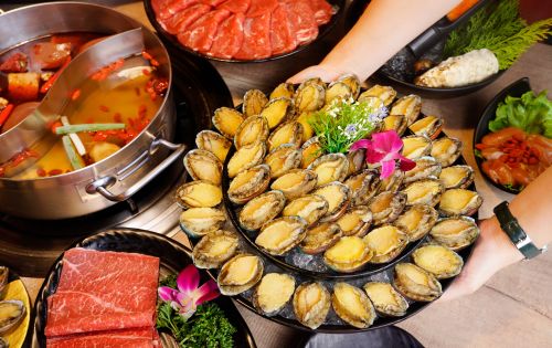 ▲新馬辣經典麻辣鍋11月優惠，全桌可享「九孔鮑魚吃到飽」。（圖／馬辣集團提供）