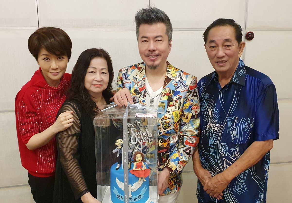 ▲黃國倫（右二）、寇乃馨（左一）夫妻陪艾成雙親慶生。（圖／黃國倫提供）