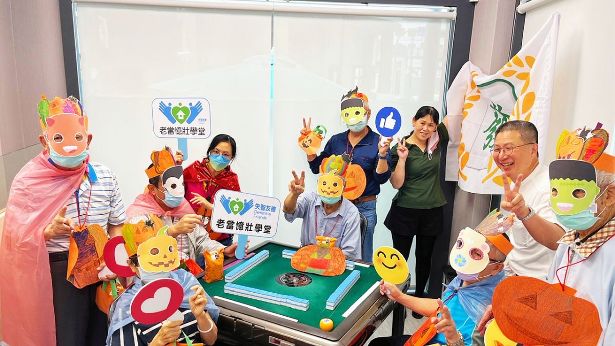 ▲高雄市居家長期照護發展協會帶著多位長輩，前往麻將最大黨的常青棋牌休閒館，體驗另類的萬聖節活動。（圖／麻將最大黨提供）