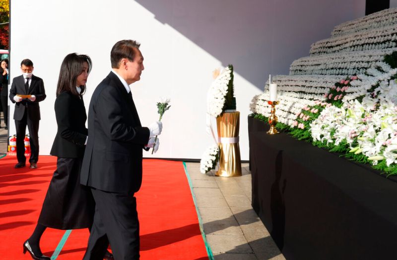 梨泰院踩踏意外154死　韓國總統伉儷獻花致哀