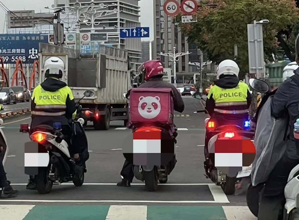 ▲十字路口上一名熊貓外送員正在等待紅燈，但身旁竟被7名員警包圍。（圖／翻攝自臉書「路上觀察學院」）