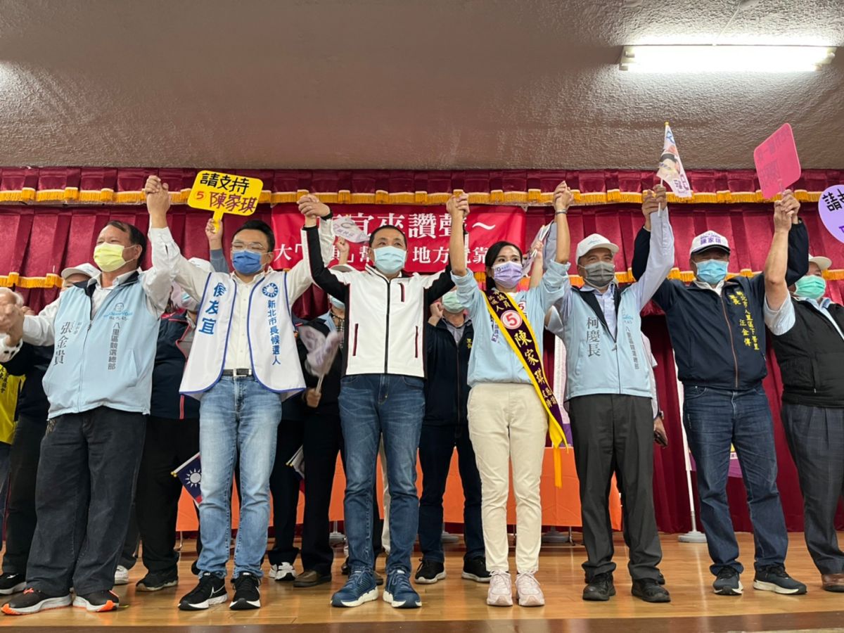 ▲侯友宜到八里為陳家琪站台，對於即將舉辦的新北歡樂耶誕城，強調達一定程度就啟動「只出不進」人流管制機制。（圖 ／民眾提供）