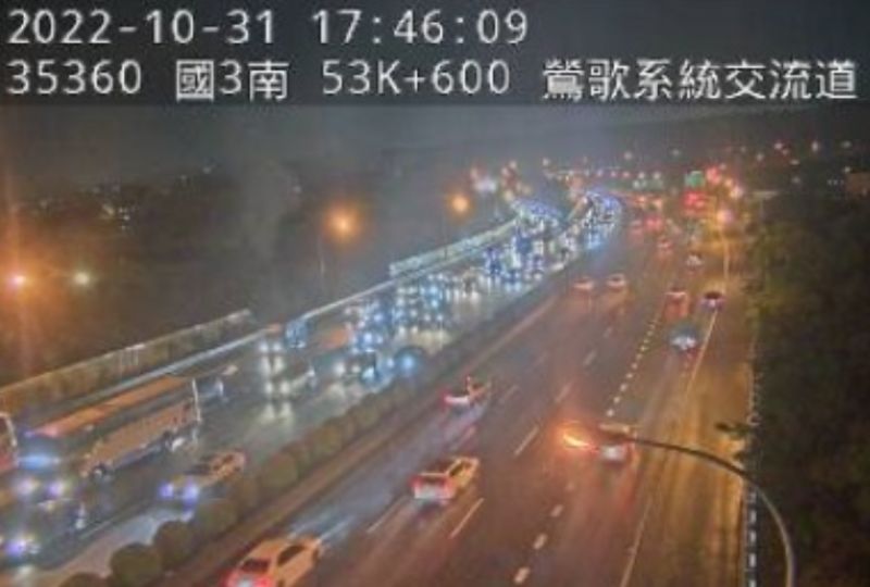 ▲今（31）日下午16時51分，國道3號北向53.3K三鶯段發生3小客車追撞車禍，佔用內線車道，目前回堵6公里。（圖／翻攝國道監視器）