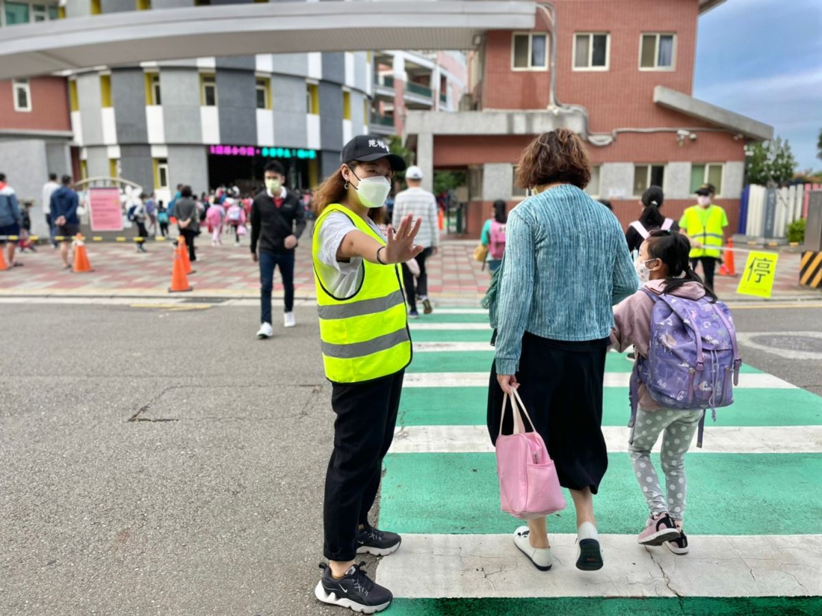 ▲竹北市民代表候選人范格菱擔任導護志工，當選上任後將爭取通學步道裝監視器守護學童安全。（圖/范格菱提供）