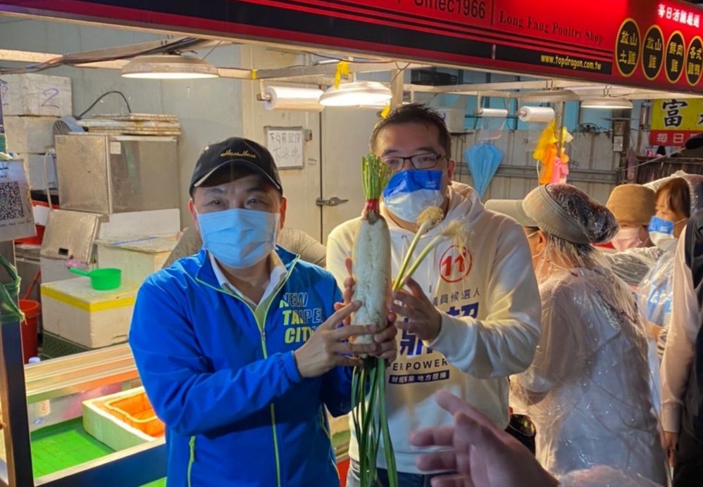 ▲新北市長侯友宜陪同新北市議員候選人林鼎超掃街。（圖／林鼎超提供）