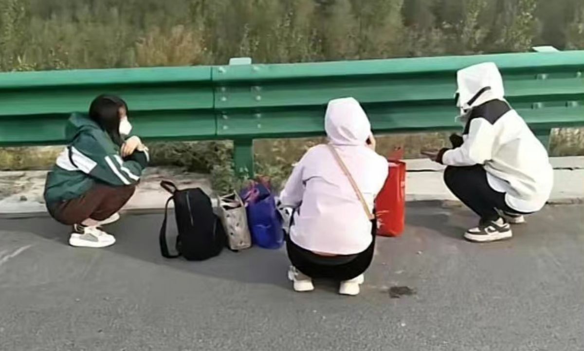 ▲中國河南鄭州富士康廠區，傳出因為廠區群聚感染嚴重、實施閉環管理，部分員工不惜徒步離開廠區的逃難畫面，引發外界關注。（圖／翻攝自微博）