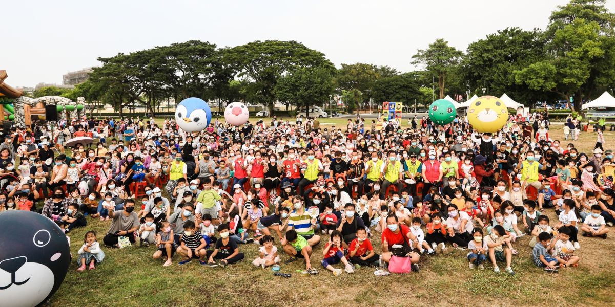 ▲民進黨高市議員林智鴻在衛武營舉辦熱氣球升高飛空親子活動，並掛起「為台灣顧好下一代」訴求標語，盼高雄繼續成為兒童友善的幸福城市。（圖／記者郭凱杰翻攝）