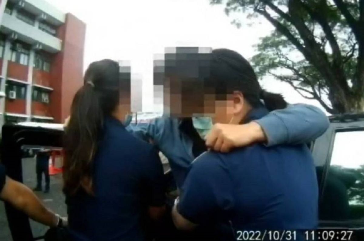 ▲航空警察局高雄分局員警立即將女駕駛扶出駕駛座。（圖／記者郭凱杰翻攝）