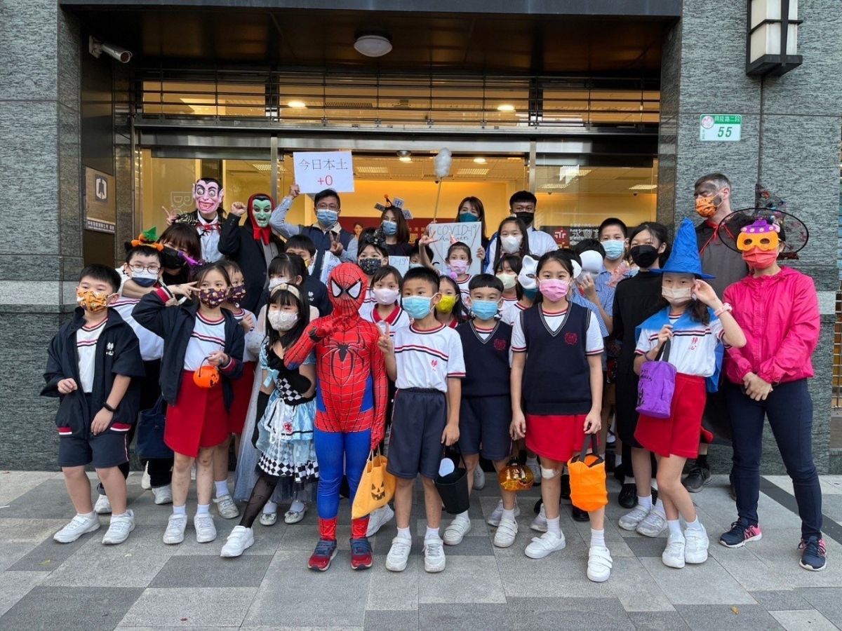 ▲青海文理補習班抓住萬眾注目的焦點，以「玩中學」英語主題課程規劃，籌劃一系列活動。（圖／品牌提供）