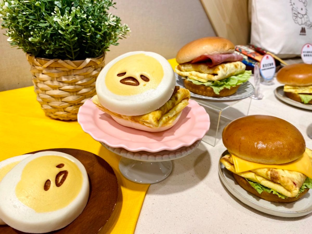 ▲摩斯漢堡11/4起全新聯名三麗鷗家族「蛋黃哥」與「Hello Kitty」，超萌的「蛋黃哥照燒嫩雞堡」上，竟然有經典慵懶「不想上班～」的厭世臉！搭配一系列實用週邊聯名「MOS美味派對」加價購商品，包括保溫杯、琺瑯盤、年曆巾、餐具組、摺疊餐盒組，療癒你的日常。還有限定「日出壽喜燒雙牛堡」、「日出壽喜燒雙牛珍珠堡」澎湃上市。（圖／記者蕭涵云攝）