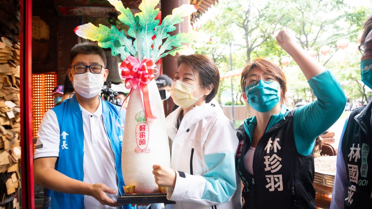 ▲台北市長候選人黃珊珊1日上午前往台北文昌宮拜會並進行參拜，並於會後接受媒體訪問。（圖／黃珊珊辦公室提供）