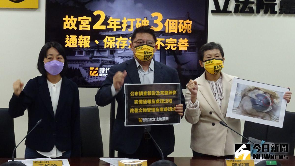 ▲時代力量地方選舉市議員席次大縮水，王婉諭（左）、邱顯智（中）請辭決策委員。（資料照／記者呂炯昌攝）