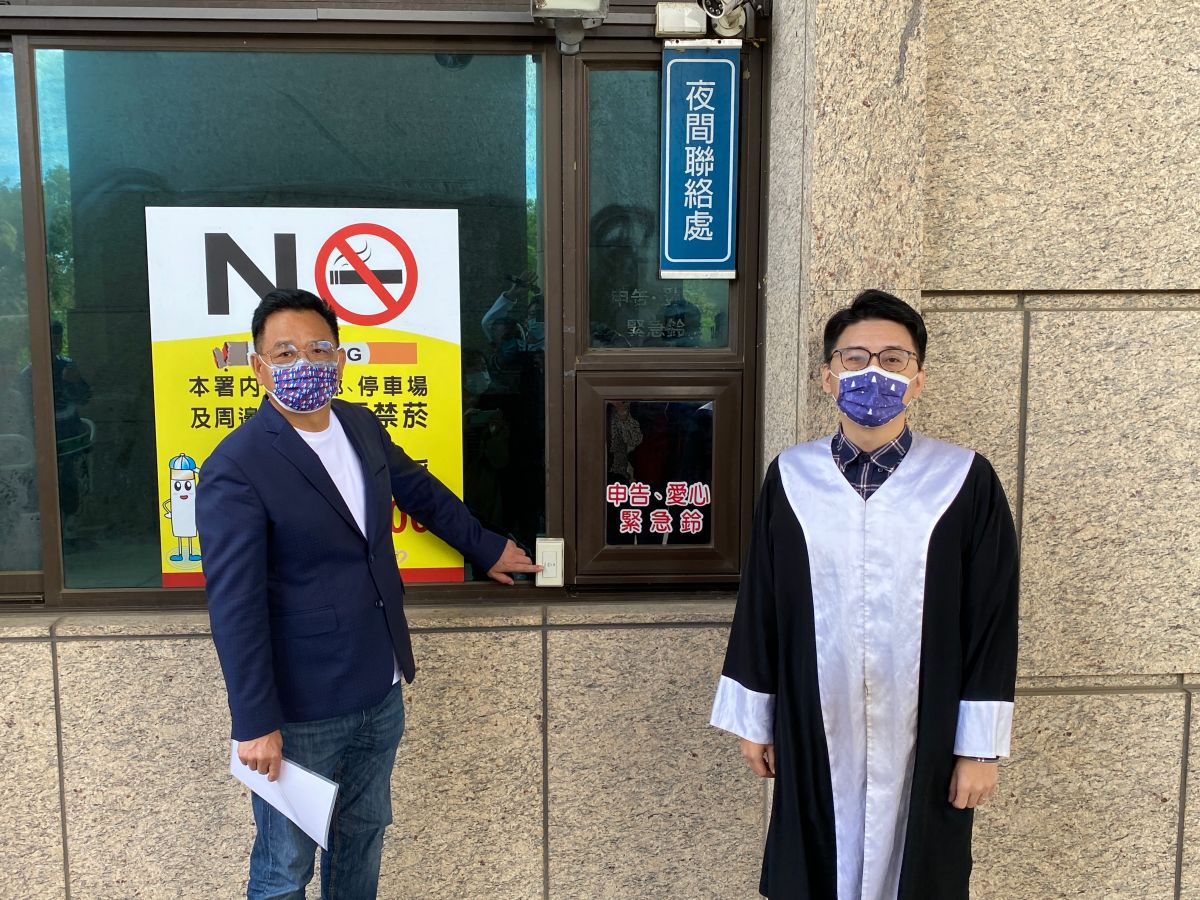 ▲針對柯建銘、沈慧虹、劉康彥日前對林耕仁中華大學碩士論文的抄襲指控，林耕仁今天赴新竹地檢署按鈴申告。（圖／林耕仁辦公室提供）