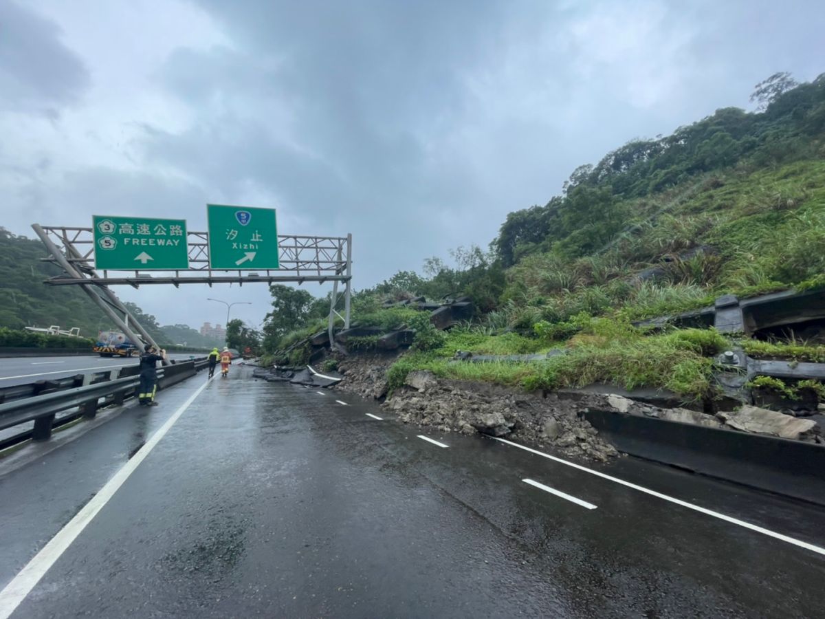 ▲今天（1日）上午國道1號10.1公里處，發生邊坡坍方。（圖／翻攝畫面）