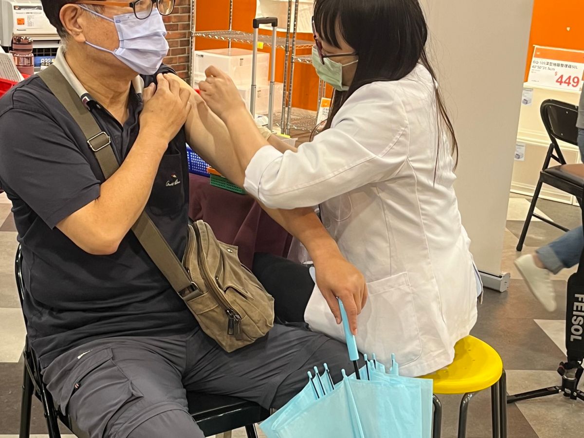 ▲全聯門市設置疫苗接種站，一早就有民眾到場施打。（圖／記者鍾怡婷攝）