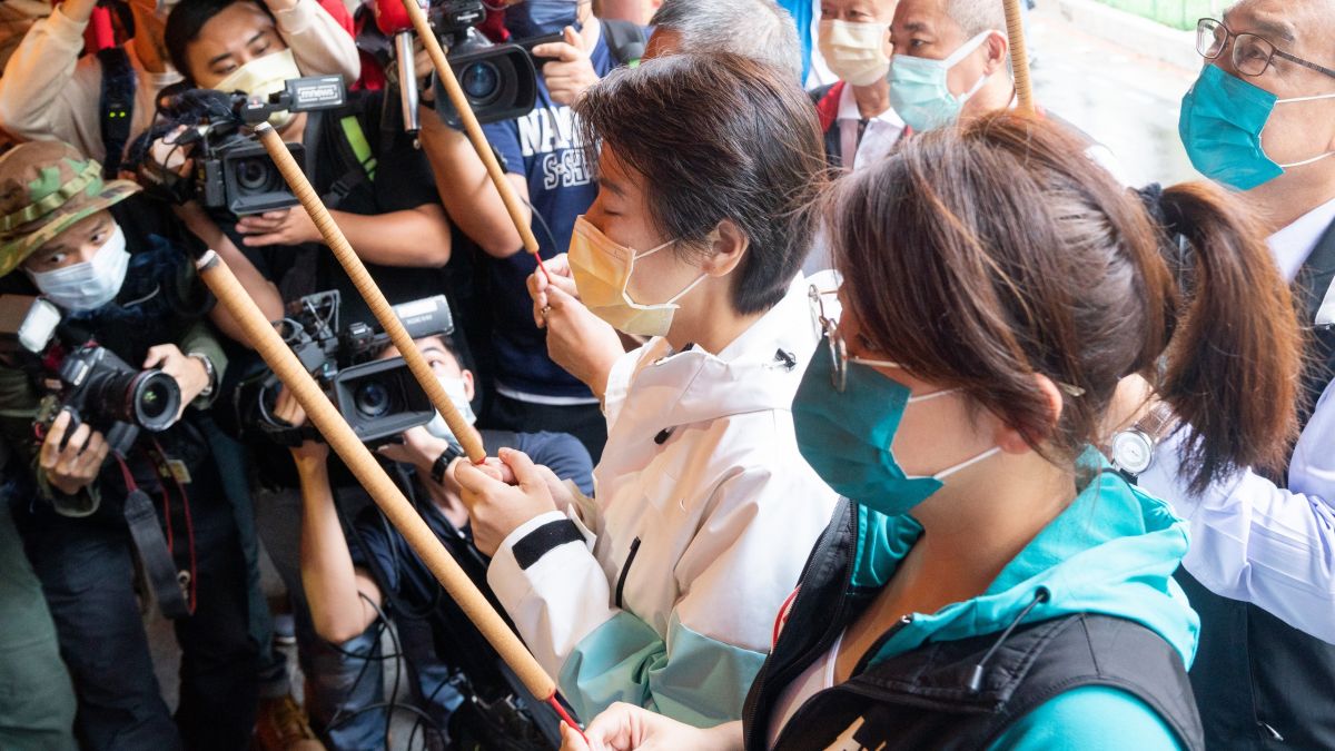 ▲台北市長候選人黃珊珊1日上午前往台北文昌宮參拜，並於會後接受媒體訪問。（圖／黃珊珊辦公室提供）