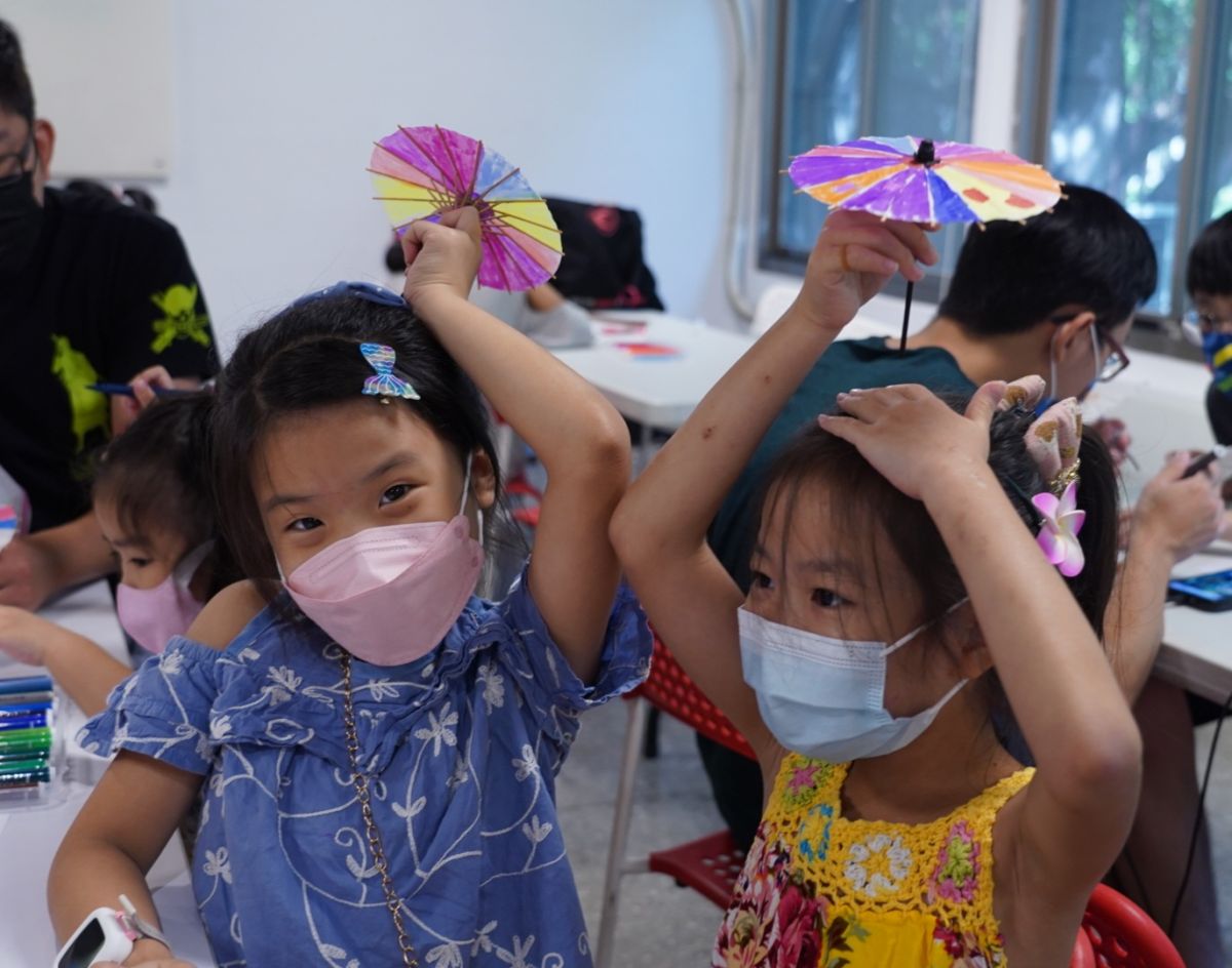 ▲教導新二代製作手工藝品。（圖／台北大加蚋扶輪社提供）