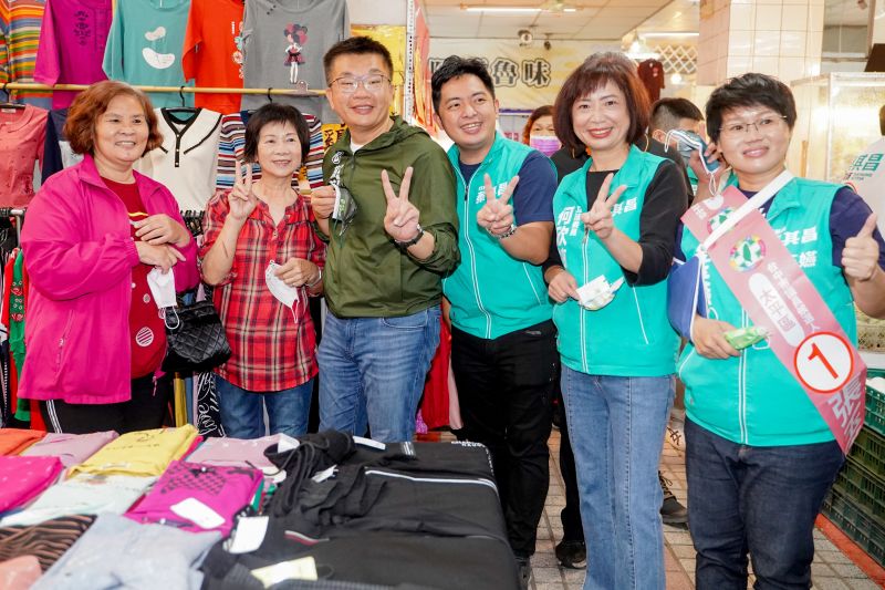 ▲受疫情影響,選舉話題燒不起來,議員候選人搭配縣市長候選人一起亮相、積極搶能見度。(圖/蔡其昌競總提供,2022.11.01)
