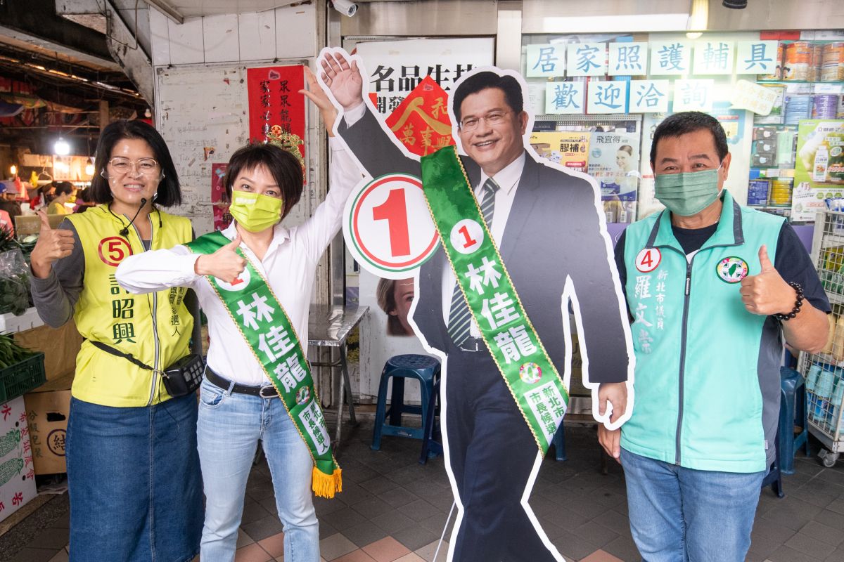 ▲范雲代替確診隔離的林佳龍，到永和區溪州市場掃街拜票尋求鄉親支持。（圖 ／林佳龍競選辦公室提供）