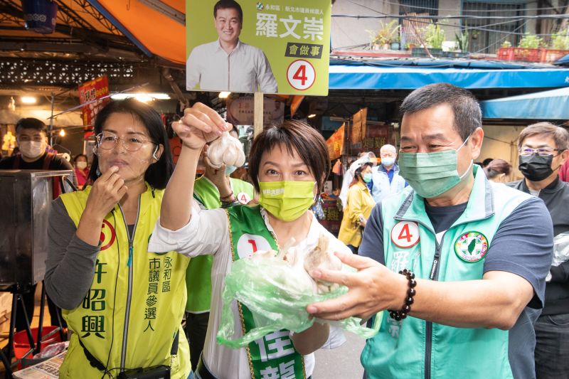 ▲范雲代替確診隔離的林佳龍,在市議員羅文崇、市議員候選人許昭興陪同下,到永和區溪州市場掃街拜票尋求鄉親支持。(圖 /林佳龍競選辦公室提供)