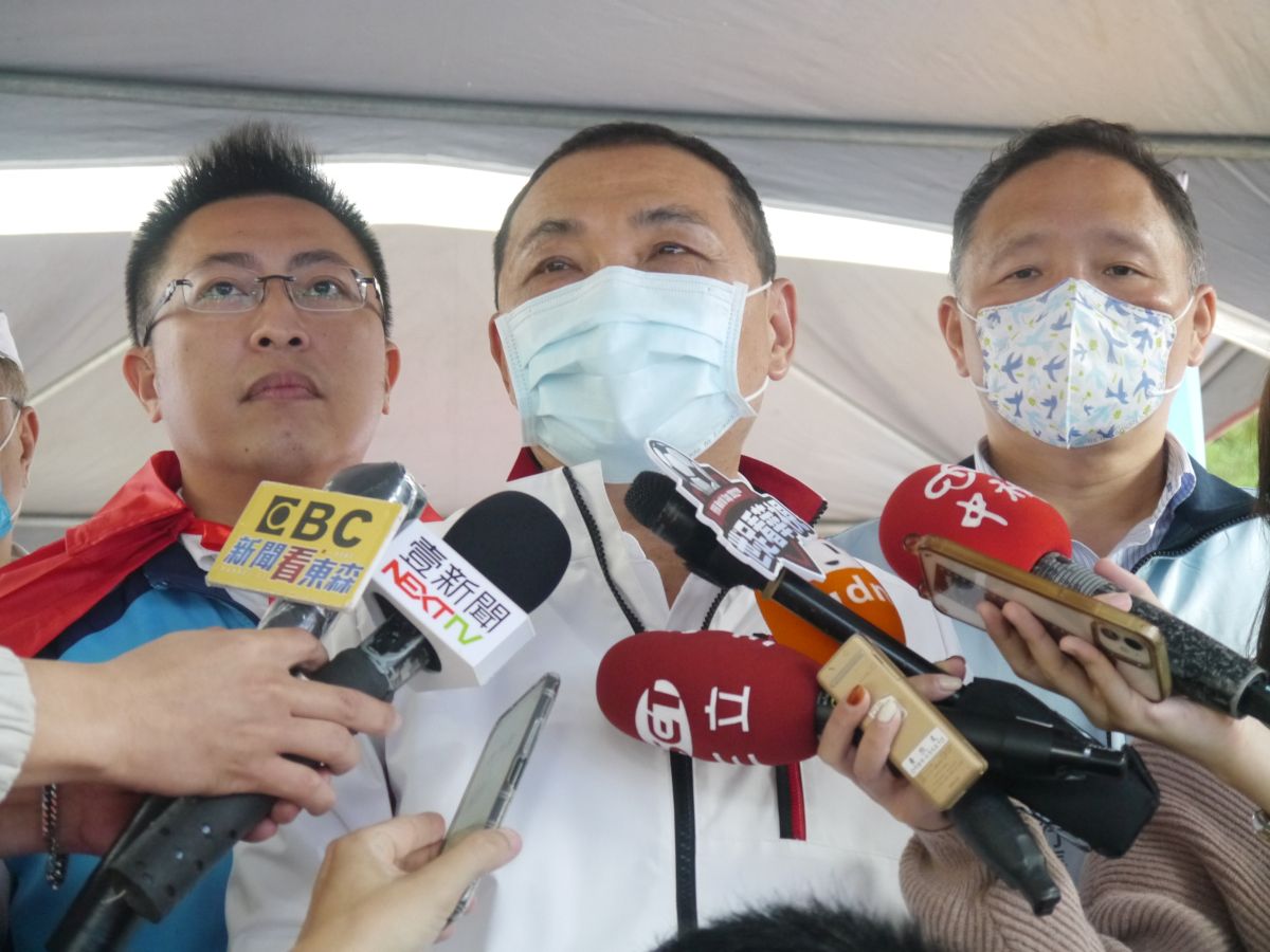 ▲侯友宜到三重參加新北市議員王威元競總成立大會，受訪針對對手質疑中和3800戶社宅在哪，重申已經講得非常清楚了。（圖 ／記者吳嘉億攝，2022.11.1）