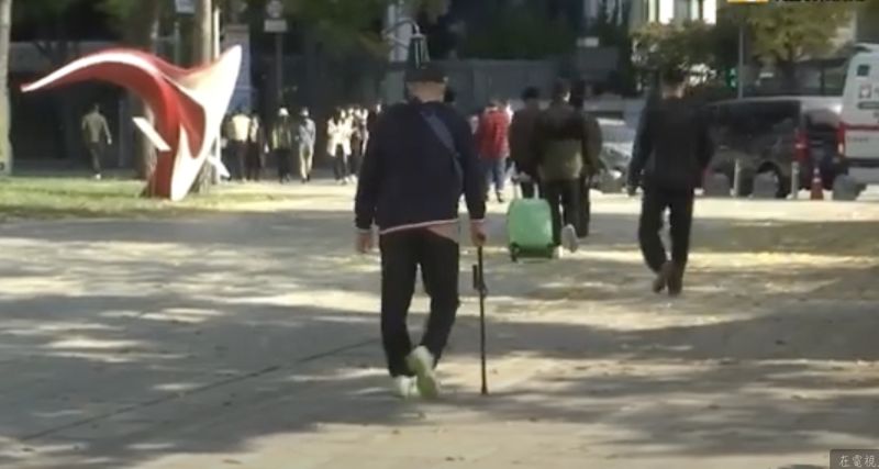 ▲一名爺爺在梨泰院事故中痛失兩名愛孫,到靈堂哀悼時,離開的落寞背影讓人感到心疼。(圖/AP美聯社/ASSOCIATED PRESS)