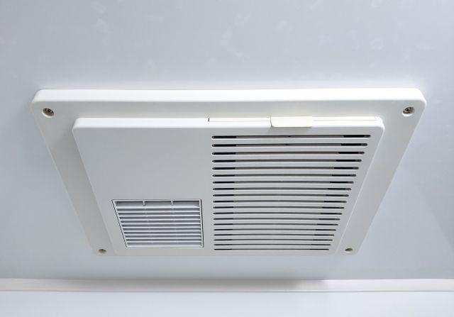▲網友詢問洗完澡開暖風機能否除濕,眾人反一面倒力推改用電風扇。(示意圖/取自photoAC)